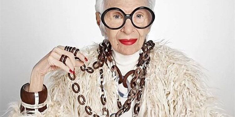 Iris Apfel con un look en color blanco